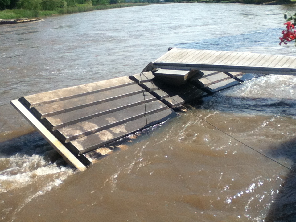Neißehochwasser 6.6.2013: umgeworfener Bootsanlegesteg