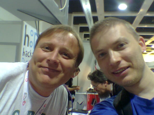 Carsten und ich mit einem Gruß vom Linuxtag 2010 in Berlin